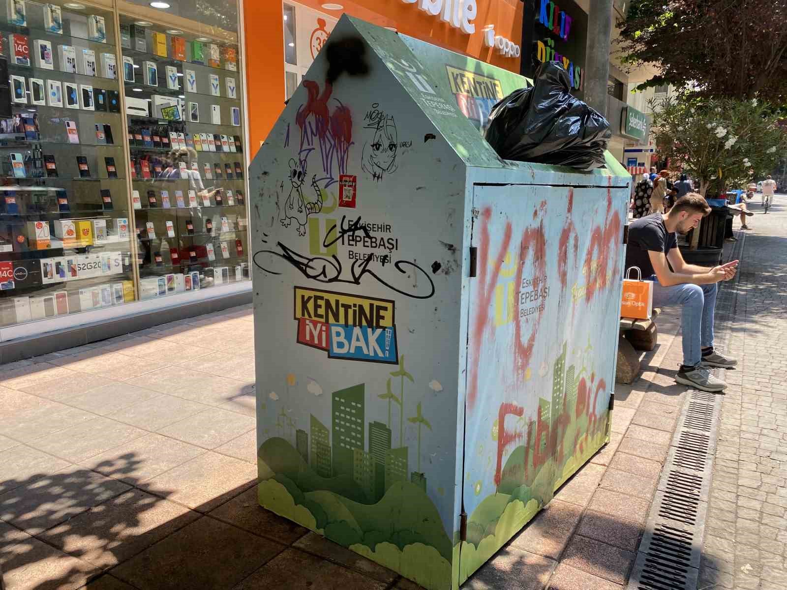 &Ccedil;&ouml;p kutusunun &uuml;zerine &ccedil;izilen &rsquo;anime kızı&rsquo; dikkat &ccedil;ekti
