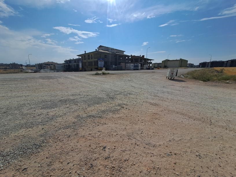 Her araç geçişinde sokak toz duman oluyor