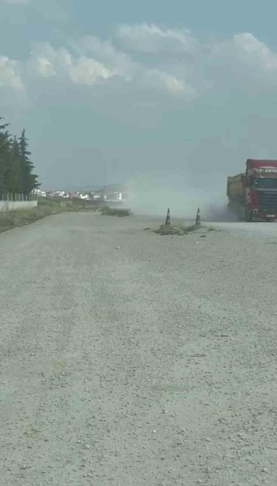 Her ara&ccedil; ge&ccedil;işinde sokak toz duman oluyor
