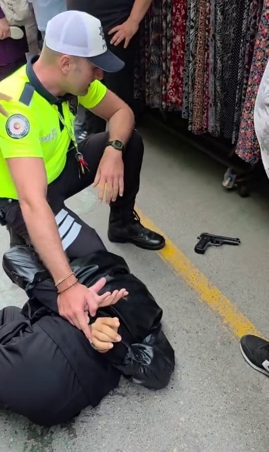 Yaz ortasında montu şüphe uyandırdı, üzerinden kurusıkı tabanca çıktı