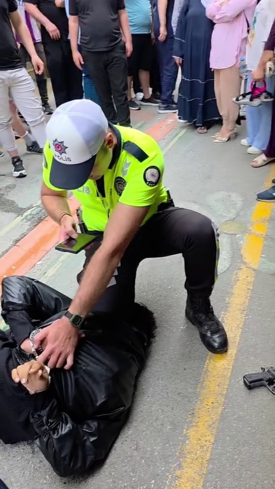 Yaz ortasında montu şüphe uyandırdı, üzerinden kurusıkı tabanca çıktı