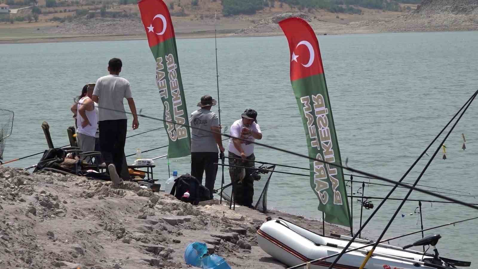 Sındırgı’da balıkçılar baraj gölünde kıyasıya yarıştı