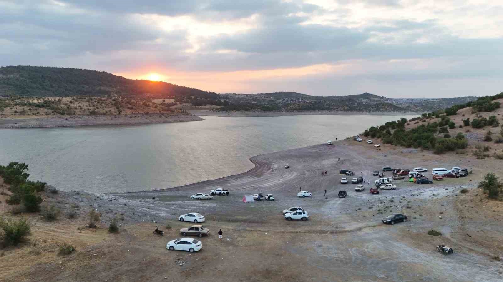 Sındırgı&rsquo;da balık&ccedil;ılar baraj g&ouml;l&uuml;nde kıyasıya yarıştı
