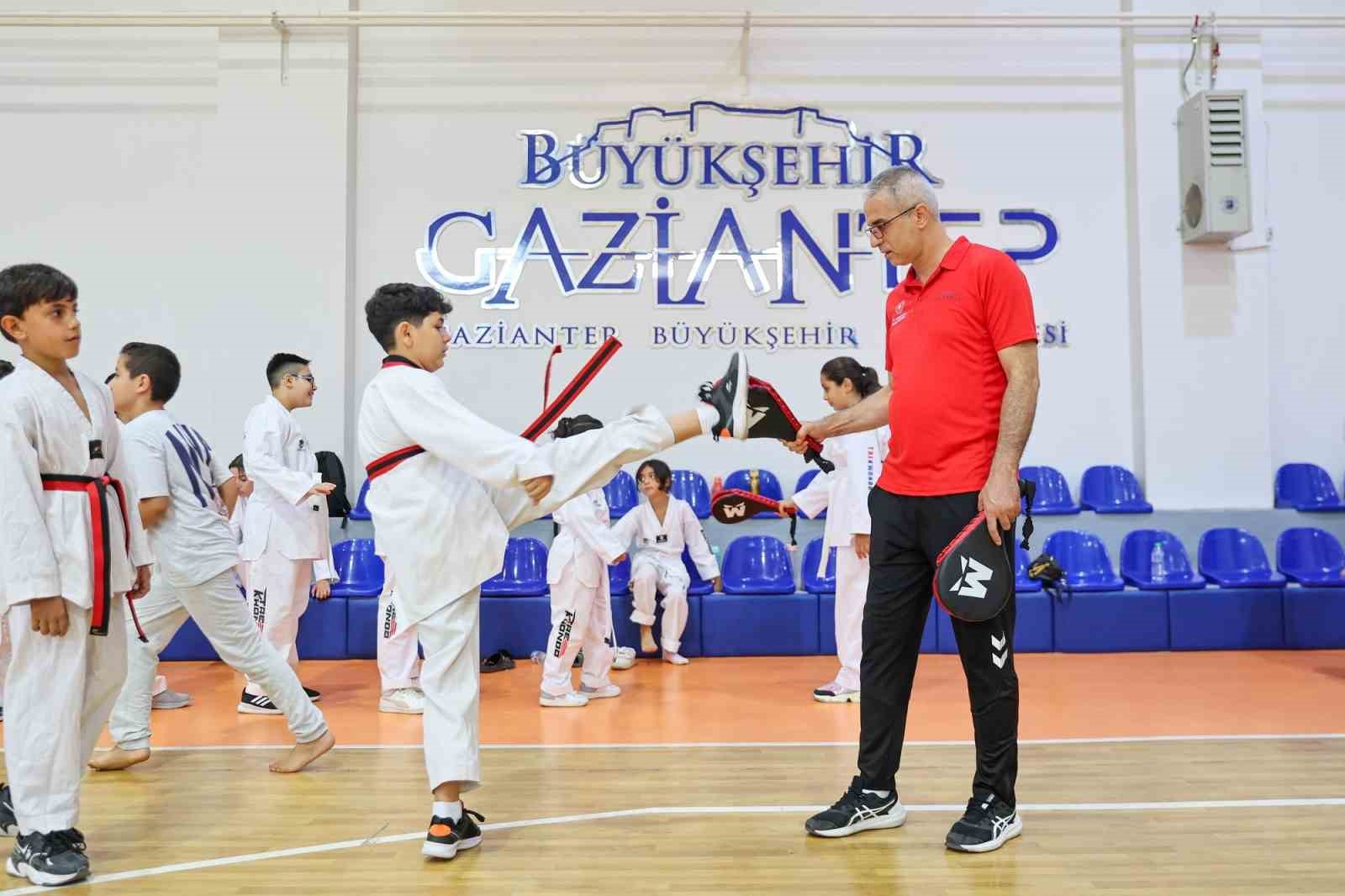 Başkan Şahin, Yaz Okulları&rsquo;ndan yararlanan &ccedil;ocuklarla bir araya geldi
