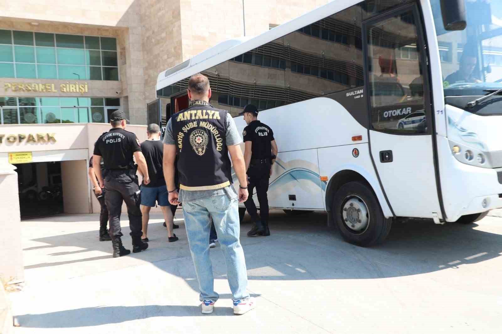 Antalya&rsquo;da eş zamanlı d&uuml;zenlenen operasyonda 80 aranan şahıs yakalandı

