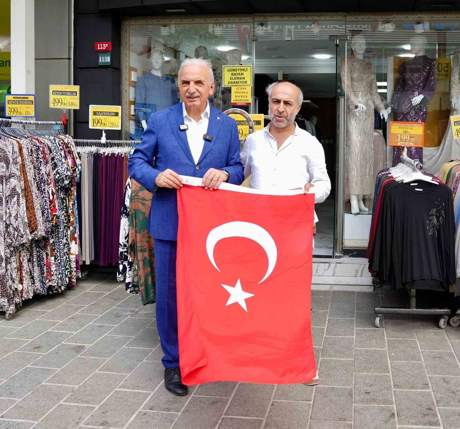 Ümraniye Belediyesi anlamlı bayrak videosu ile gündemde