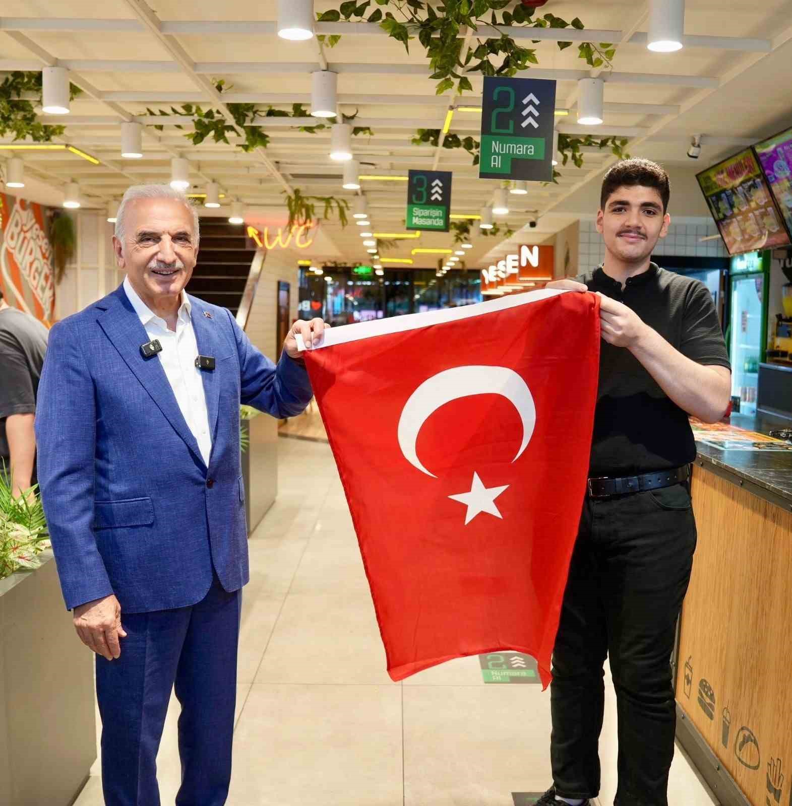 Ümraniye Belediyesi anlamlı bayrak videosu ile gündemde