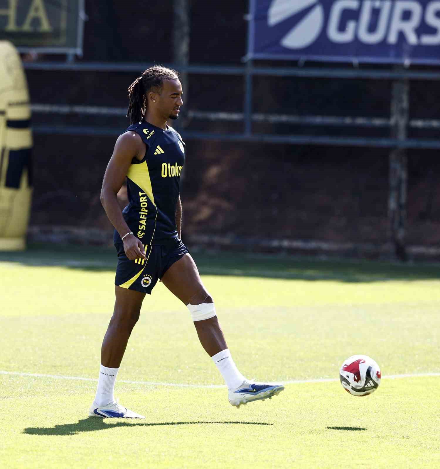 Fenerbah&ccedil;e, Feyenoord ma&ccedil;ının hazırlıklarını s&uuml;rd&uuml;rd&uuml;
