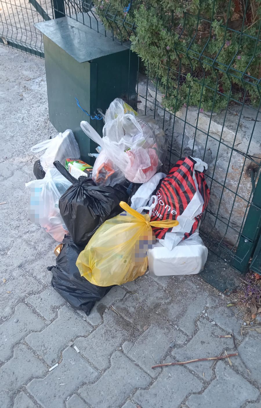 D&uuml;nya&rsquo;nın g&ouml;zde turizm şehri Marmaris, &ccedil;&ouml;p kente d&ouml;nd&uuml;
