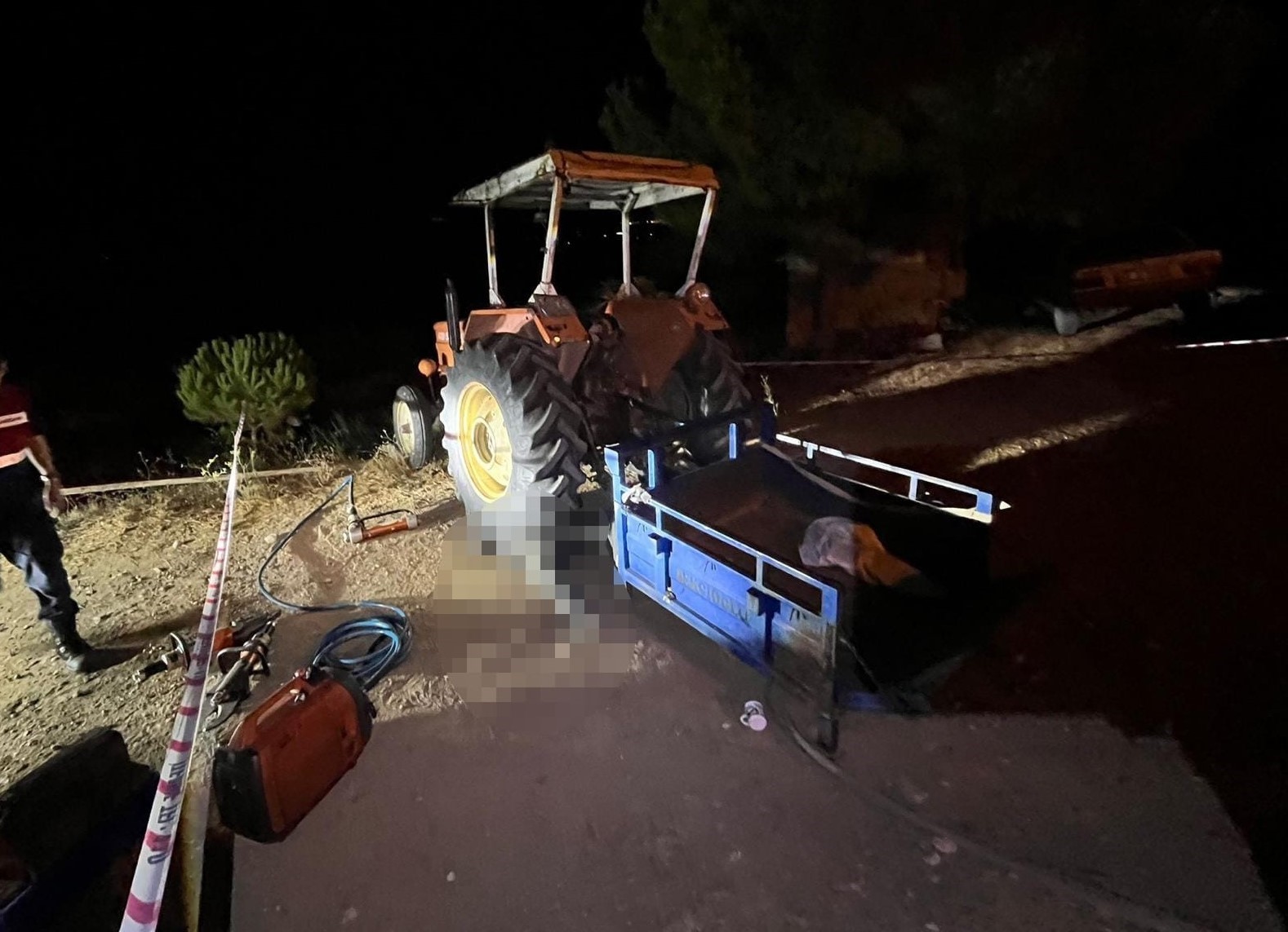 Traktörünün altında kalan sürücü hayatını kaybetti