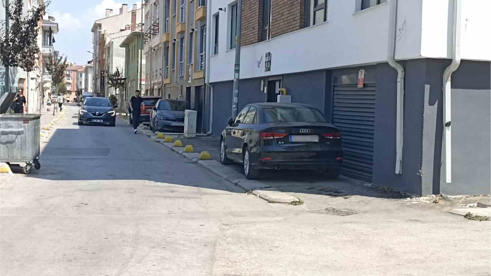 Kaldırım işgalini beton dubalar bile engelleyemiyor