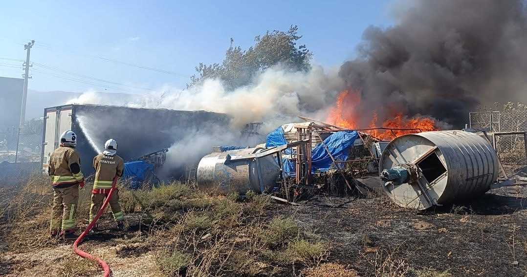 Antakya’da malzeme sahasında çıkan yangın büyümeden söndürüldü