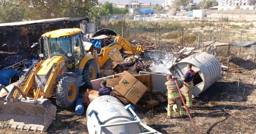 Antakya&rsquo;da malzeme sahasında &ccedil;ıkan yangın b&uuml;y&uuml;meden s&ouml;nd&uuml;r&uuml;ld&uuml;
