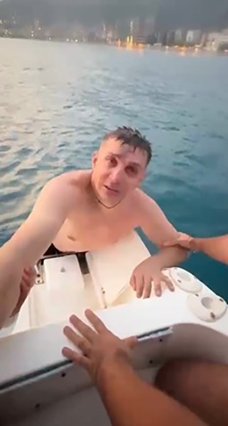 Alanya&rsquo;da denize a&ccedil;ılıp boğulma tehlikesi ge&ccedil;iren Ukraynalı turisti tekneciler kurtardı
