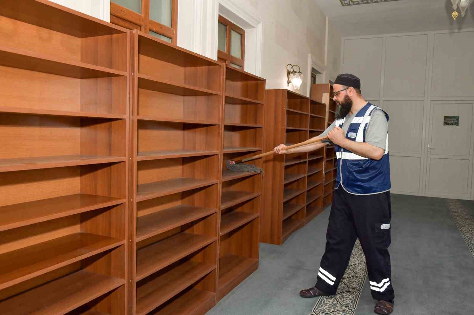 Esenyurt Belediyesi&rsquo;nden camilere temizlik desteği
