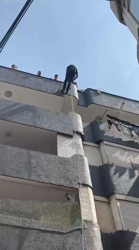 Adana’da balkon filesine sıkışan güvercin kurtarıldı