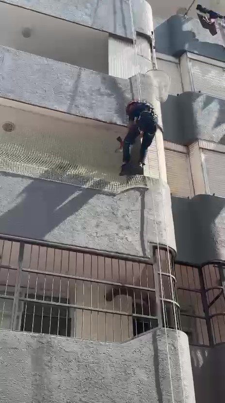 Adana&rsquo;da balkon filesine sıkışan g&uuml;vercin kurtarıldı
