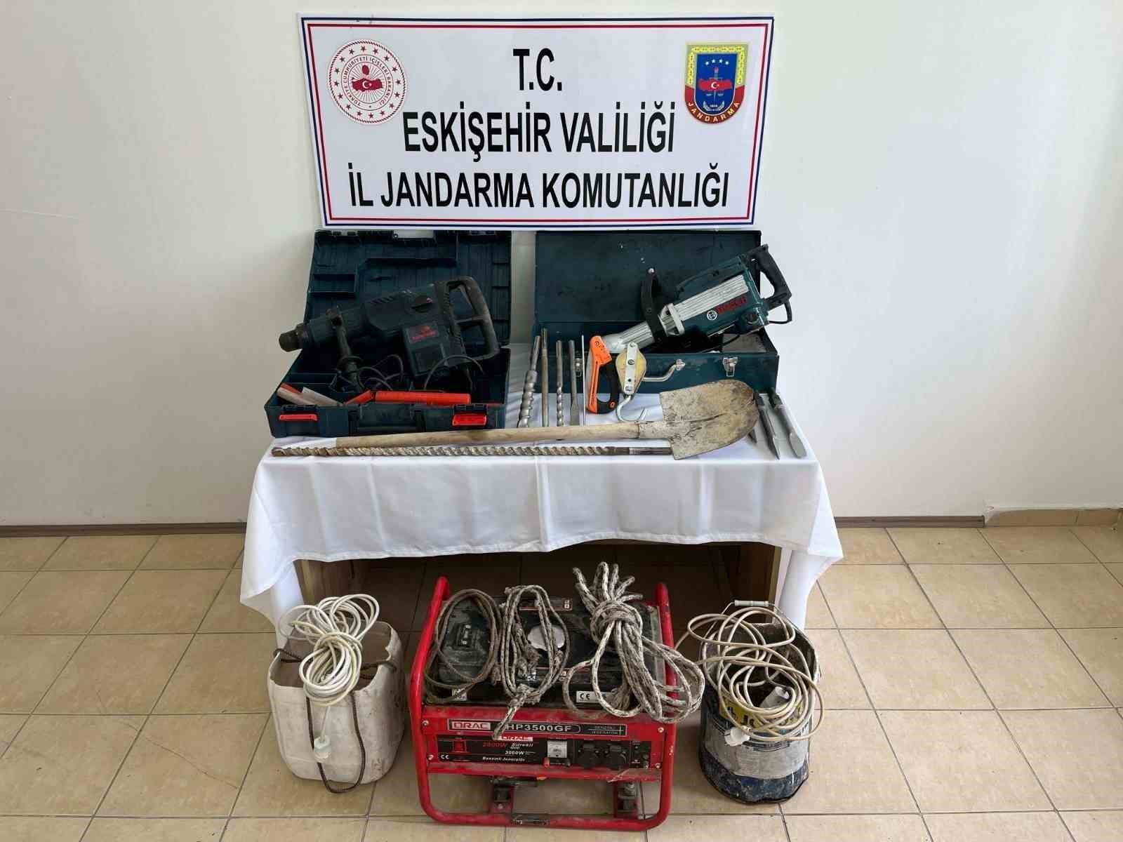 Kaçak kazı yaparken suçüstü yakalandılar