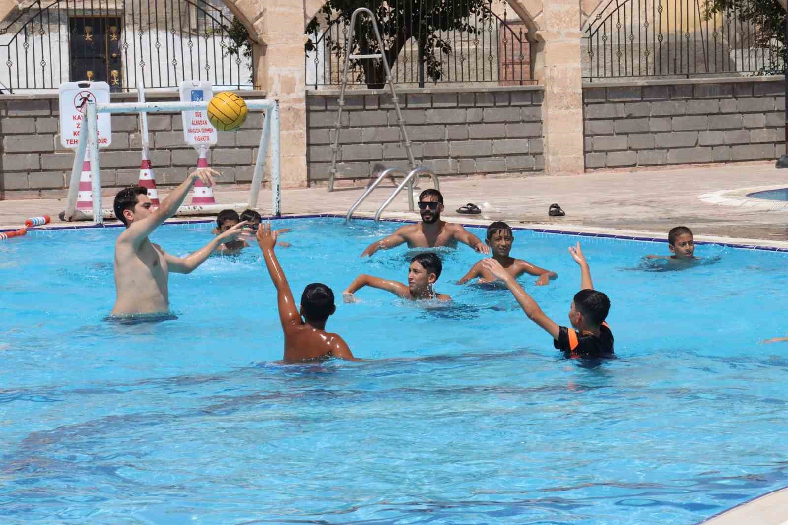 Şanlıurfa Belediyesi&rsquo;ne ait y&uuml;zme havuzlarında hem serinlediler hem eğlendiler
