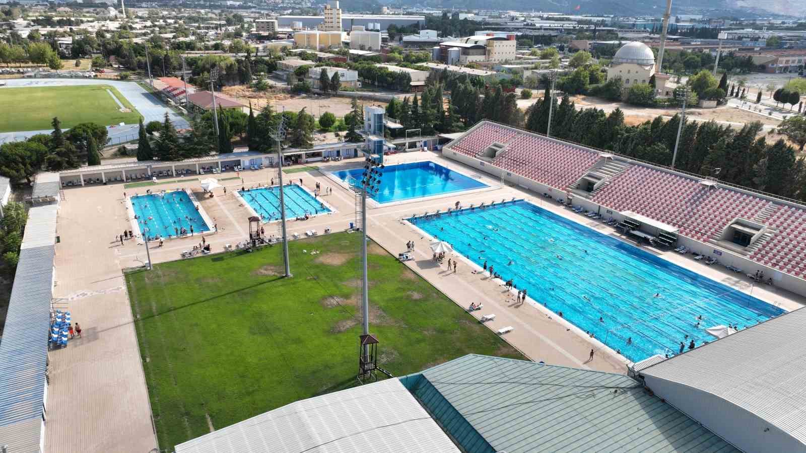 Serinlemek isteyen Manisalılar Atatürk Olimpik Havuzuna akın etti