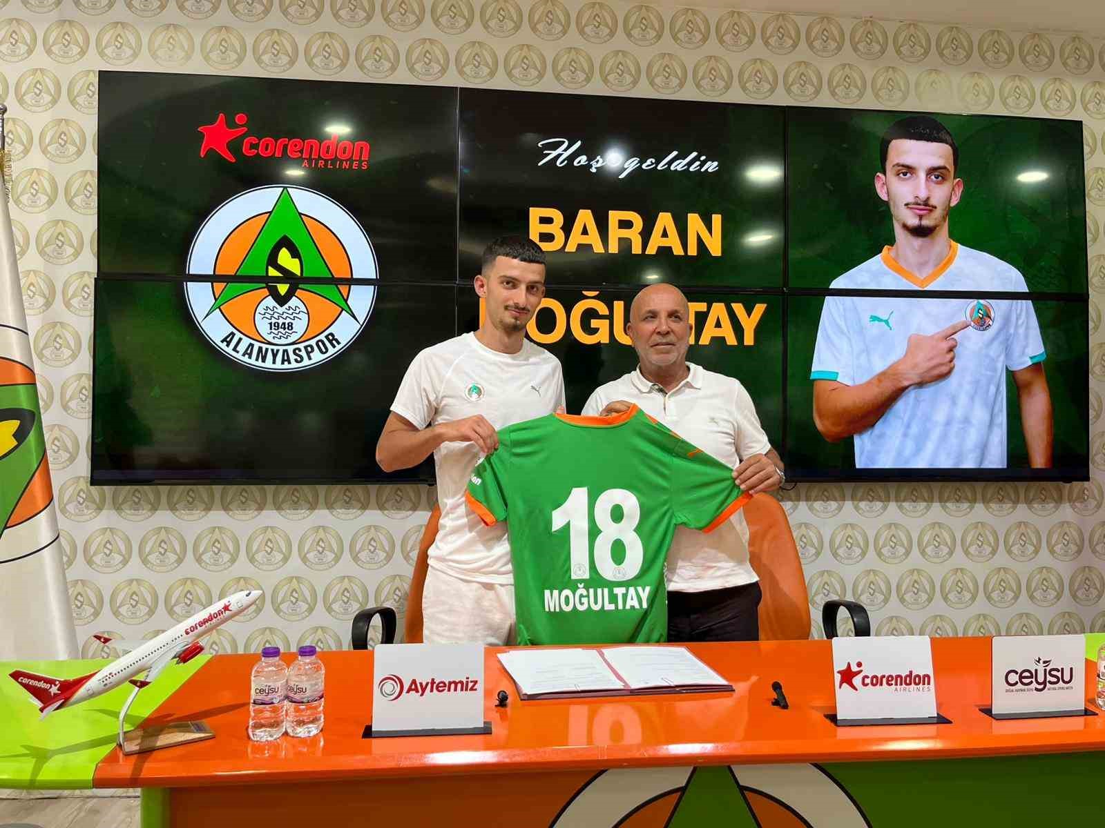 Alanyaspor kadrosuna kattığı 4 oyuncu i&ccedil;in imza t&ouml;reni d&uuml;zenledi
