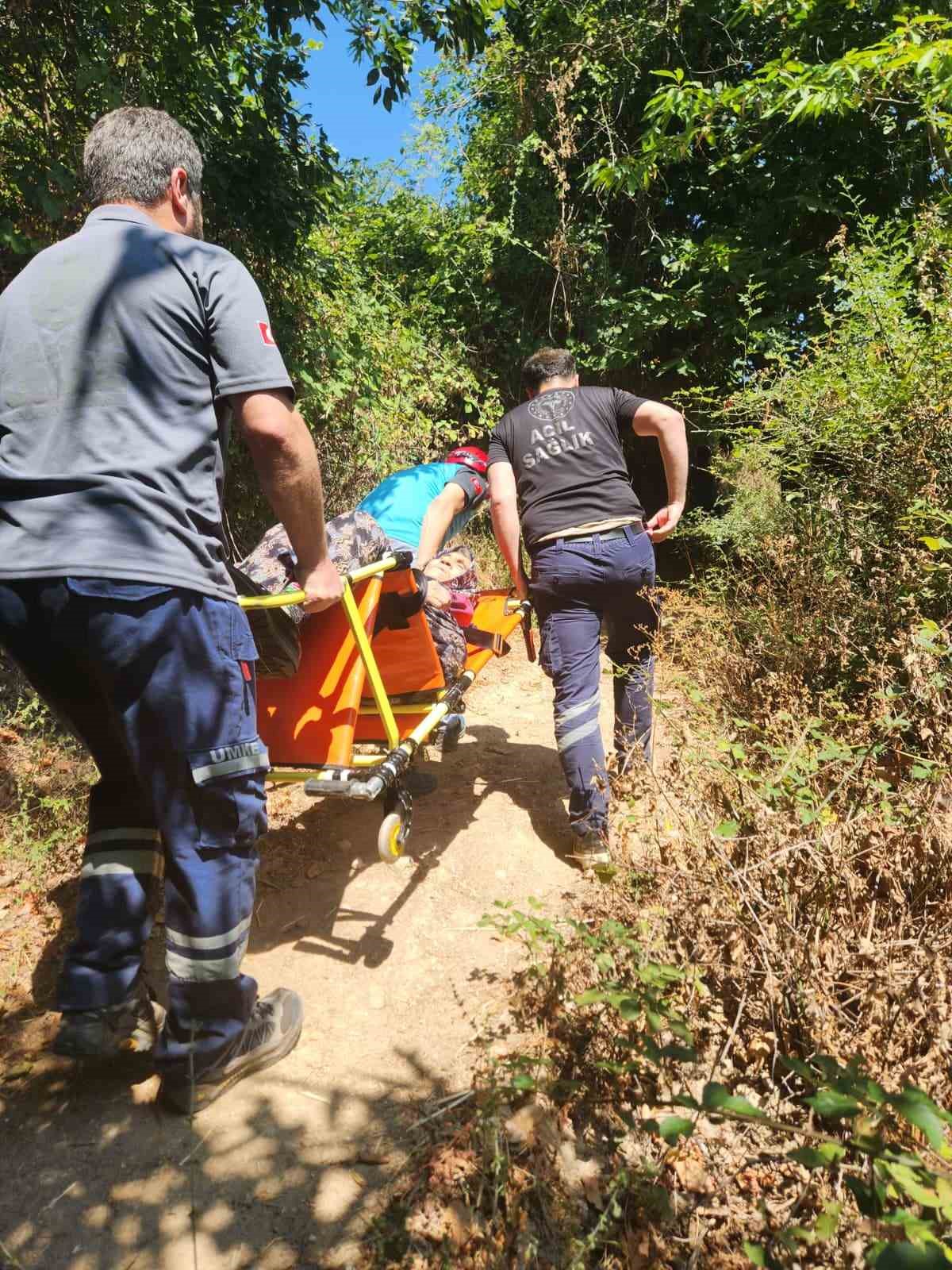 Yaşadığı dağlık alanda rahatsızlanan yaşlı kadın i&ccedil;in ekipler seferber oldu
