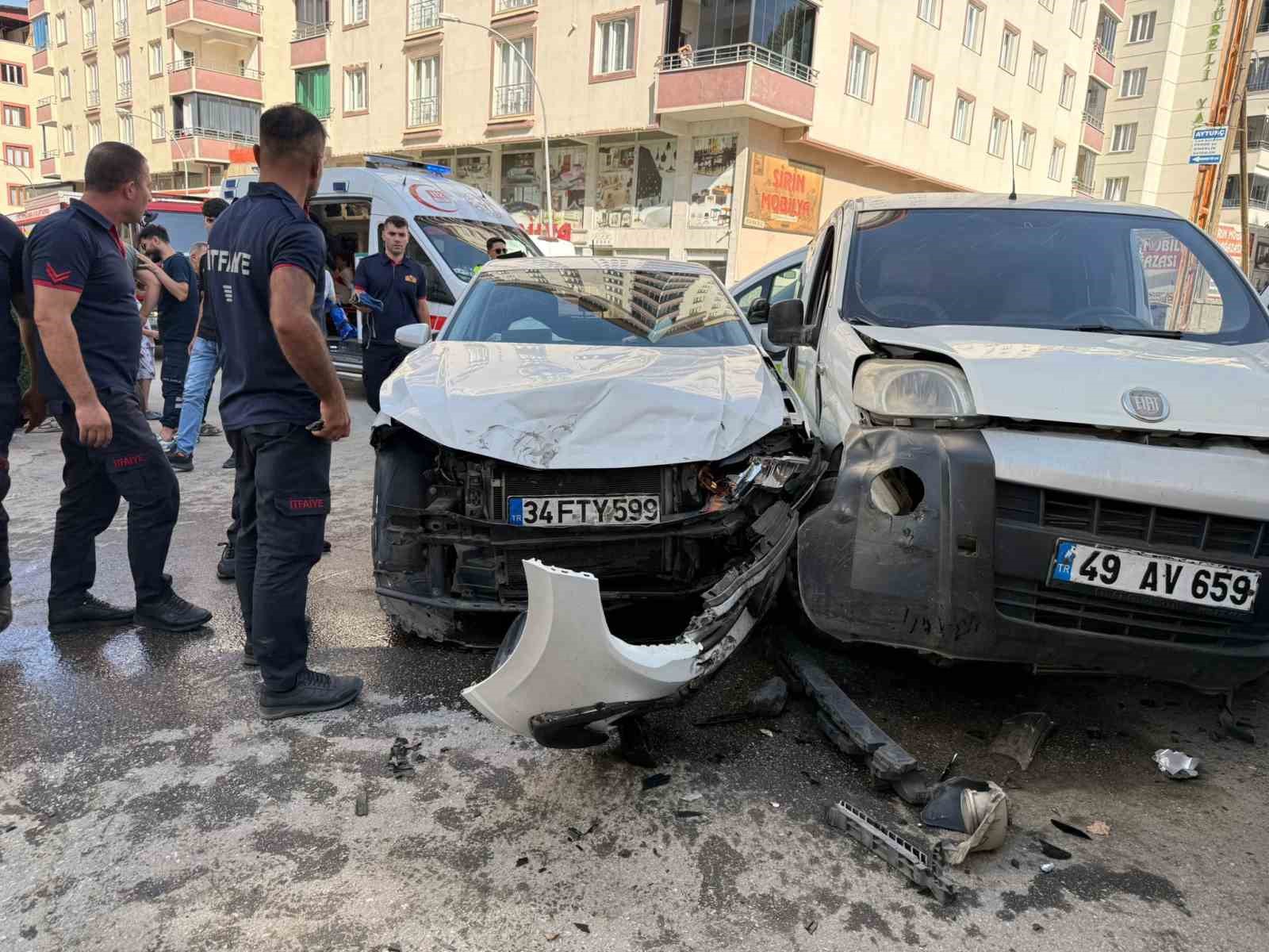Muş&rsquo;ta trafik kazası: 1&rsquo;i &ccedil;ocuk 3 yaralı

