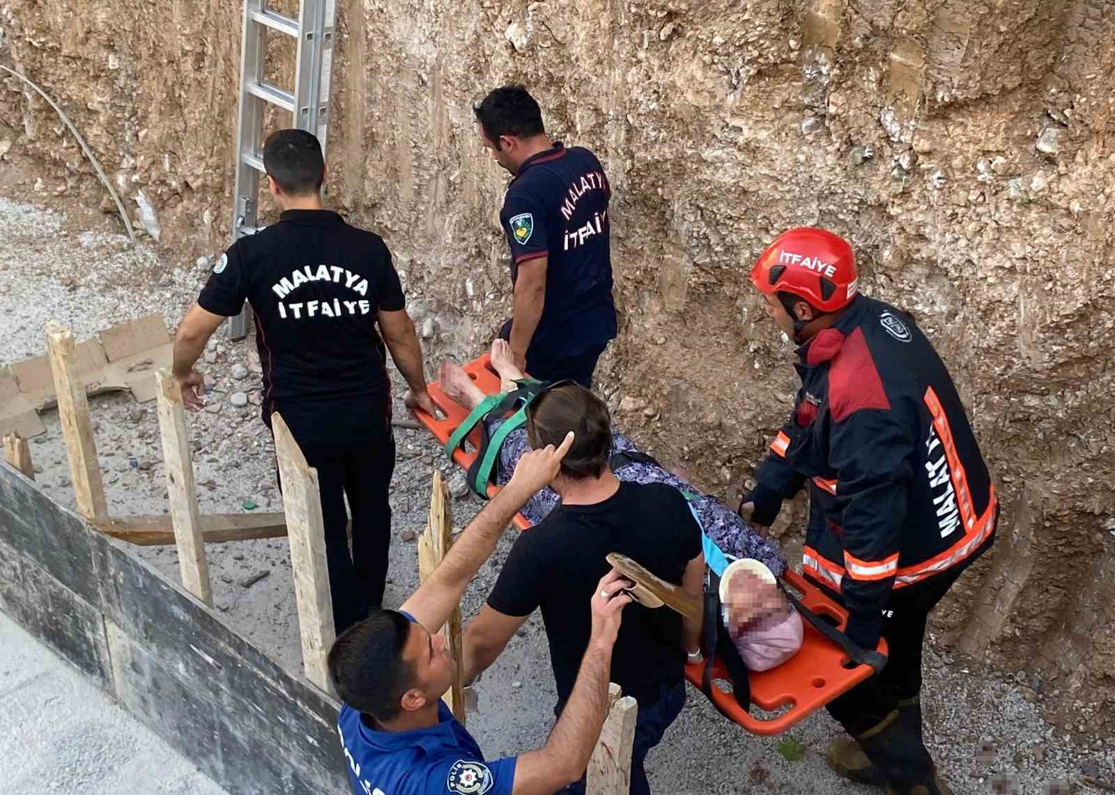 Malatya’da dengesini kaybederek inşaat alanına düşen şahıs kurtarıldı