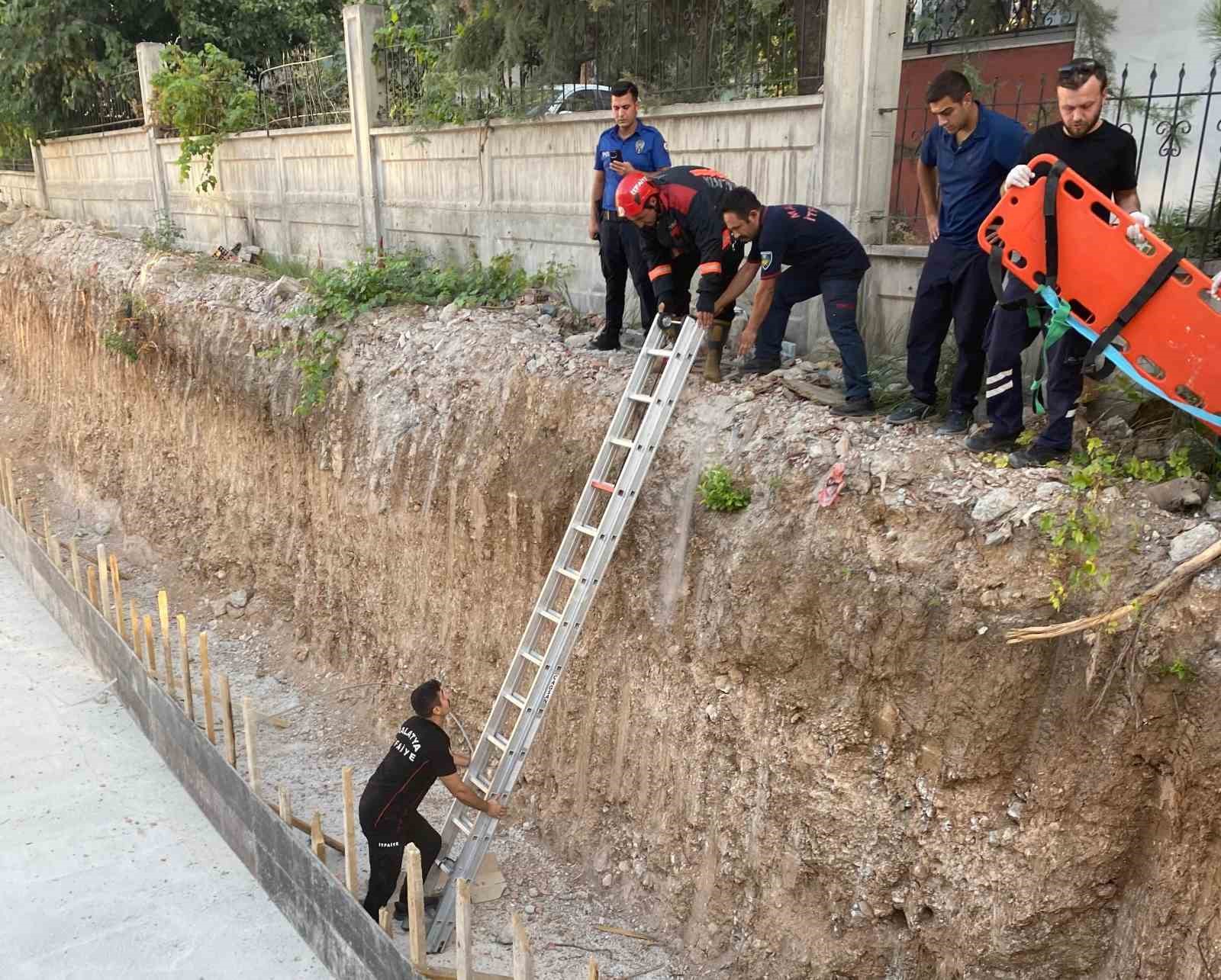 Malatya&rsquo;da dengesini kaybederek inşaat alanına d&uuml;şen şahıs kurtarıldı
