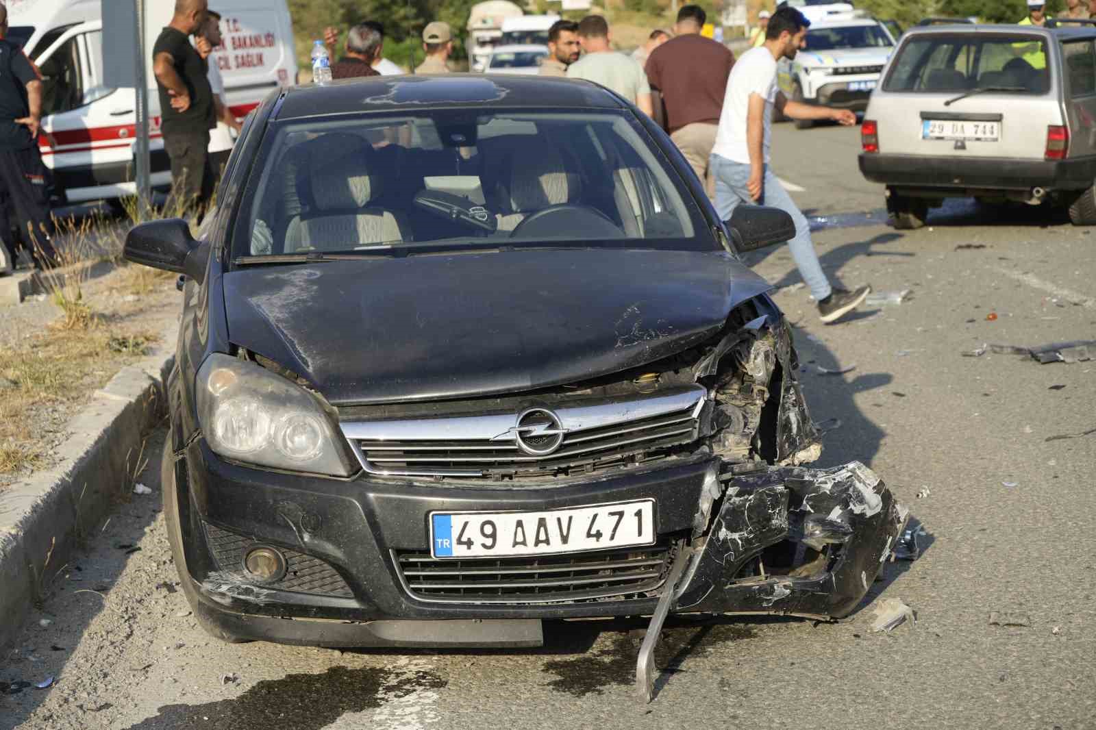 Gümüşhane-Trabzon karayolunda 3 aracın karıştığı kazada 2’si çocuk 7 kişi yaralandı