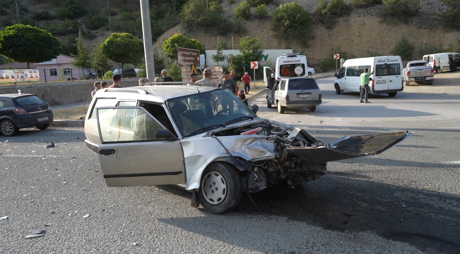 Gümüşhane-Trabzon karayolunda 3 aracın karıştığı kazada 2’si çocuk 7 kişi yaralandı
