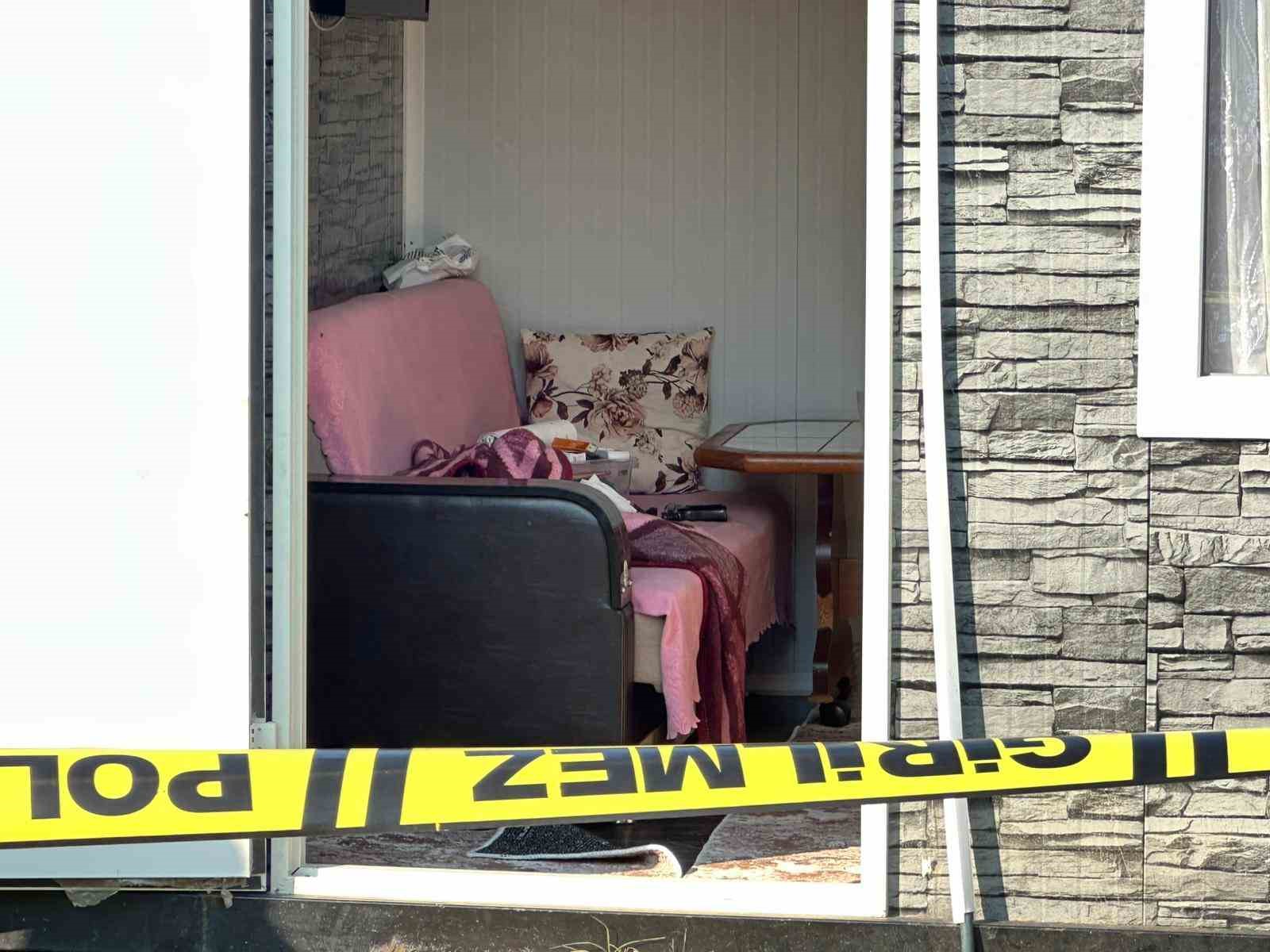 Prefabrik evde başından silahla vurulmuş halde bulunan yaşlı adam hayatını kaybetti