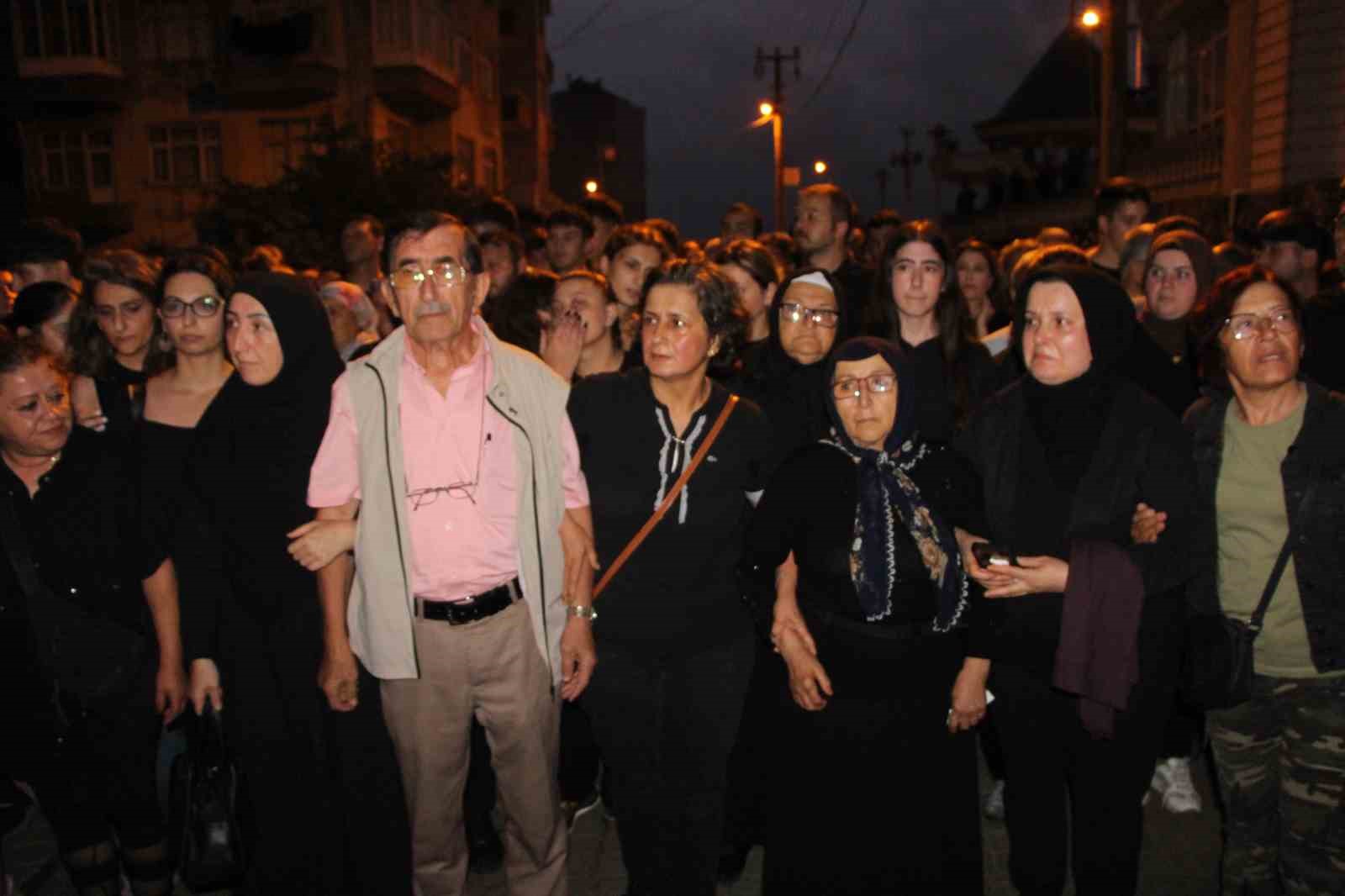 Trabzonlular siyah renkli kıyafetlerle Sinem Topaloğlu için sessiz yürüyüş düzenledi