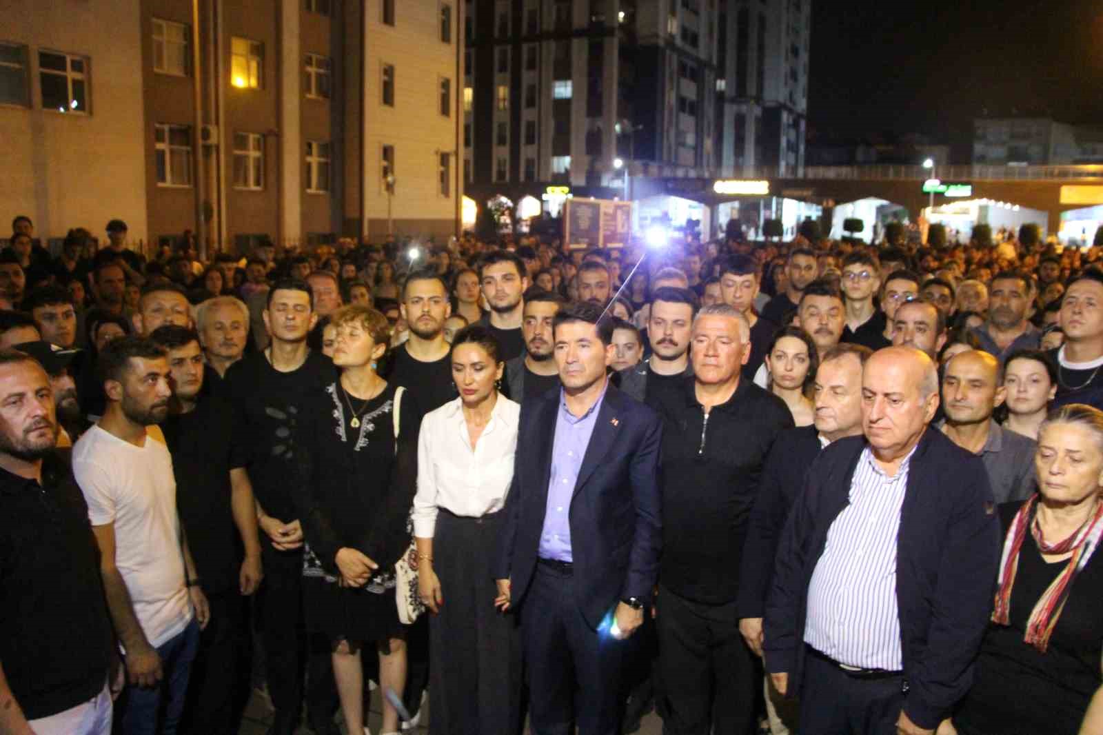 Trabzonlular siyah renkli kıyafetlerle Sinem Topaloğlu için sessiz yürüyüş düzenledi