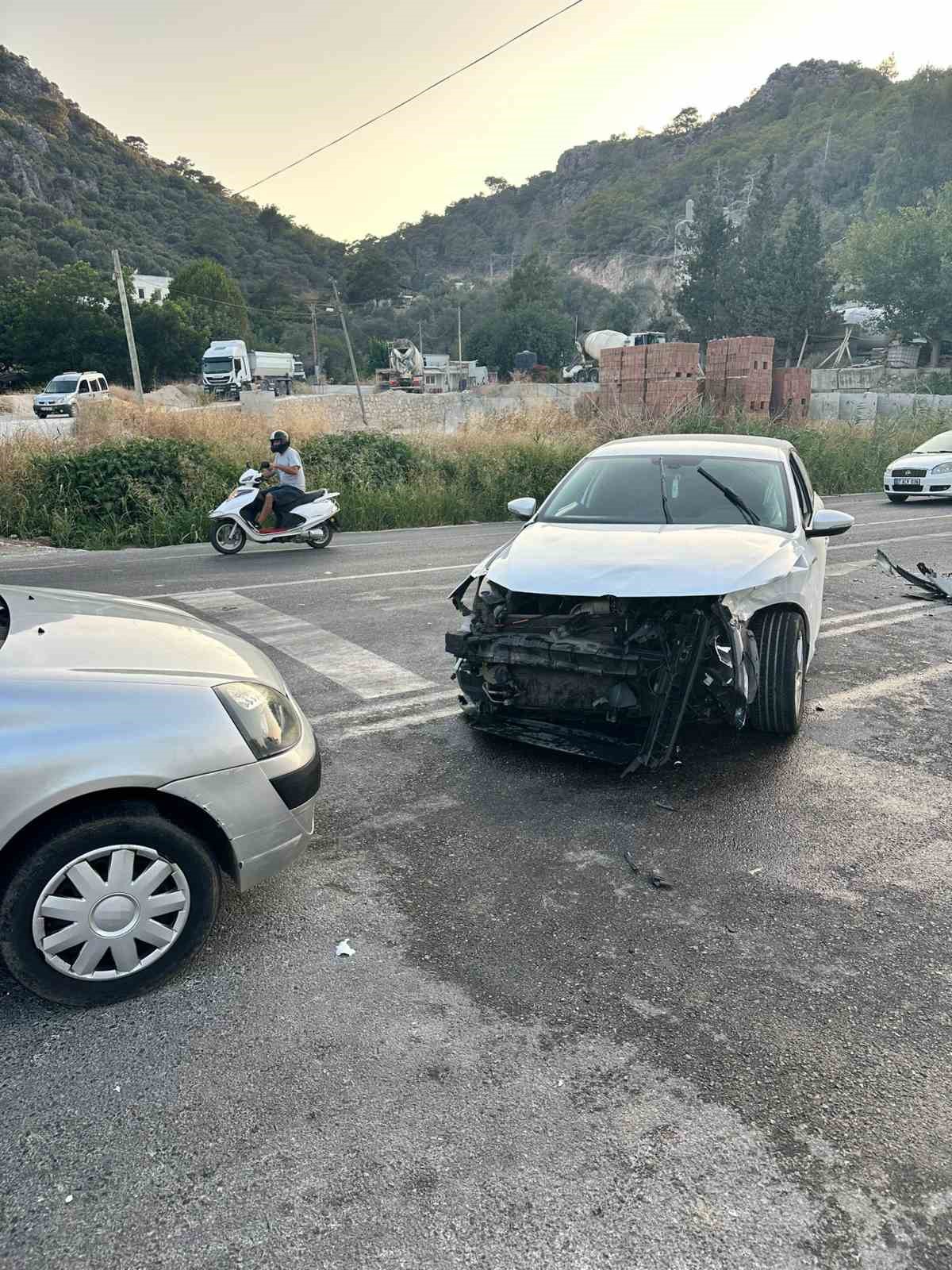 Antalya’da üç aracın karıştığı kazada 7 kişi yaralandı