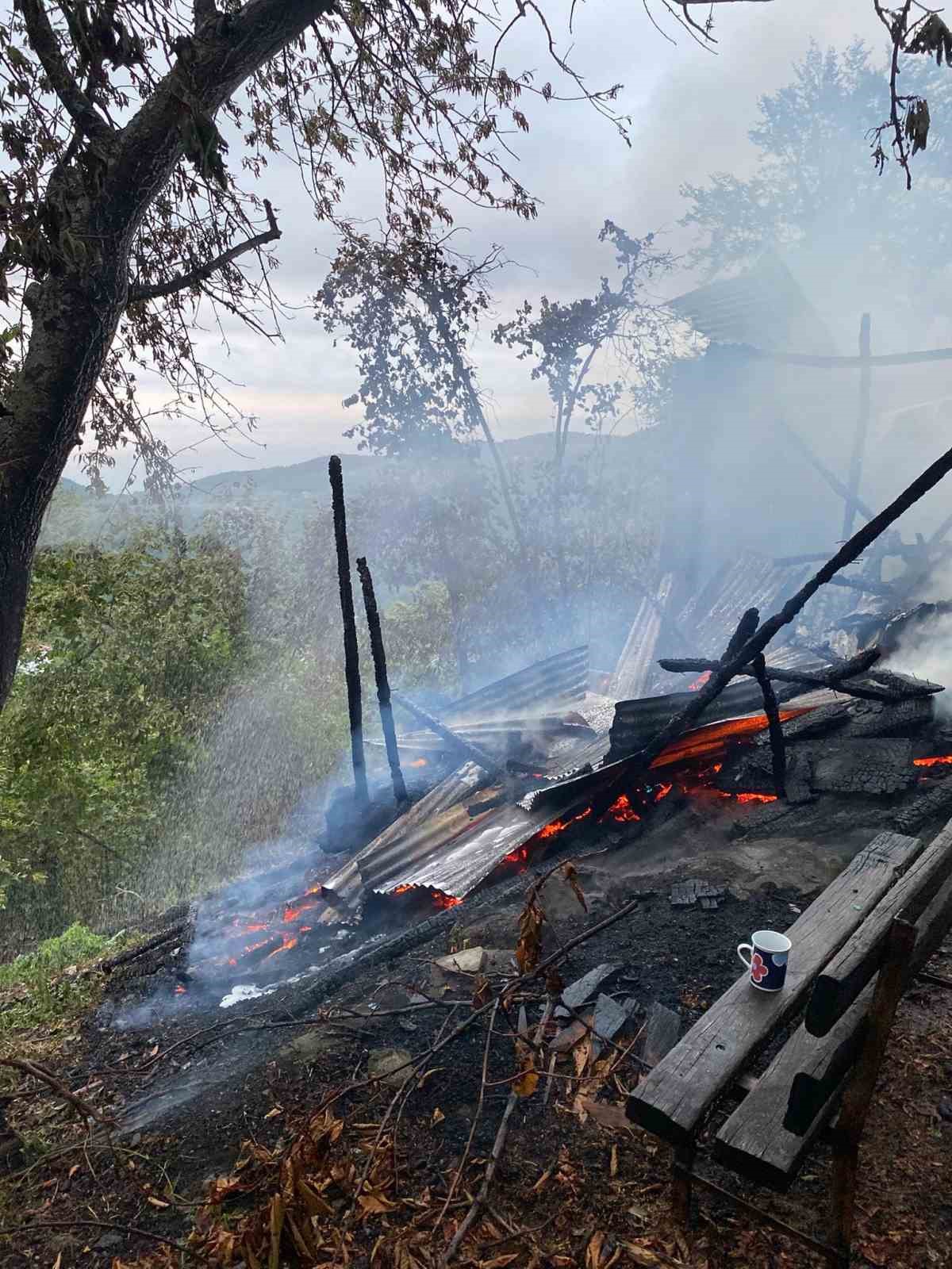 Kastamonu&rsquo;da &ccedil;ıkan yangında ev ve samanlık k&uuml;le d&ouml;nd&uuml;

