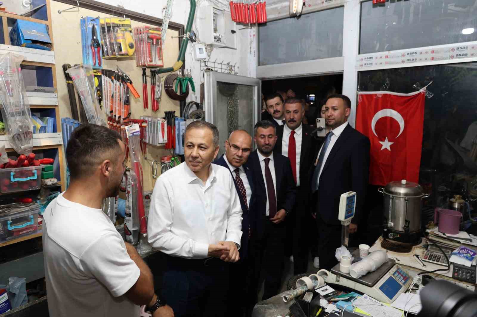 Bakan Yerlikaya Ağrı&rsquo;da esnafla buluştu
