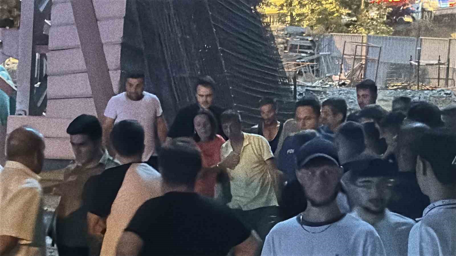 Kule vinçte intihara kalkışan şahsı, eşi ve yeğeni ikna etti