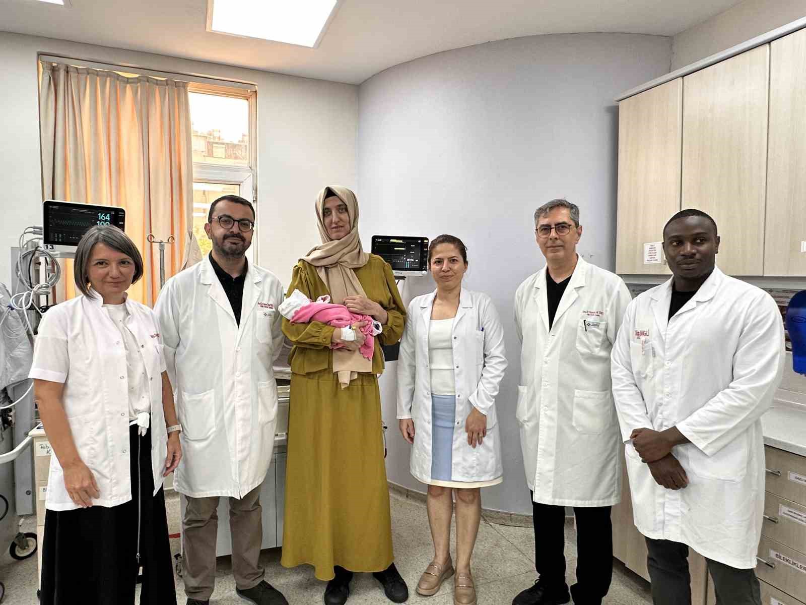 Başkent Hastanesinde hayat kurtaran operasyon: Anne ve bebeği yaşama tutundu