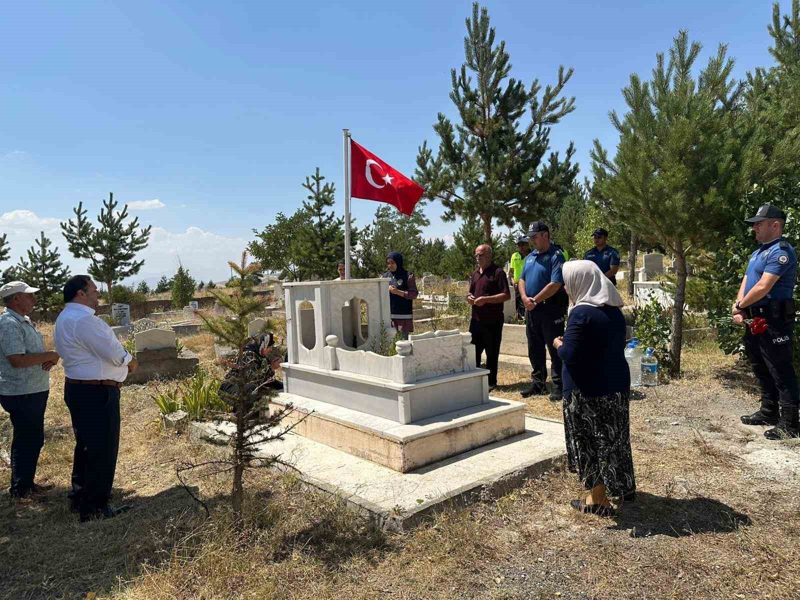 Şehit polis memuru kabri başında yad edildi