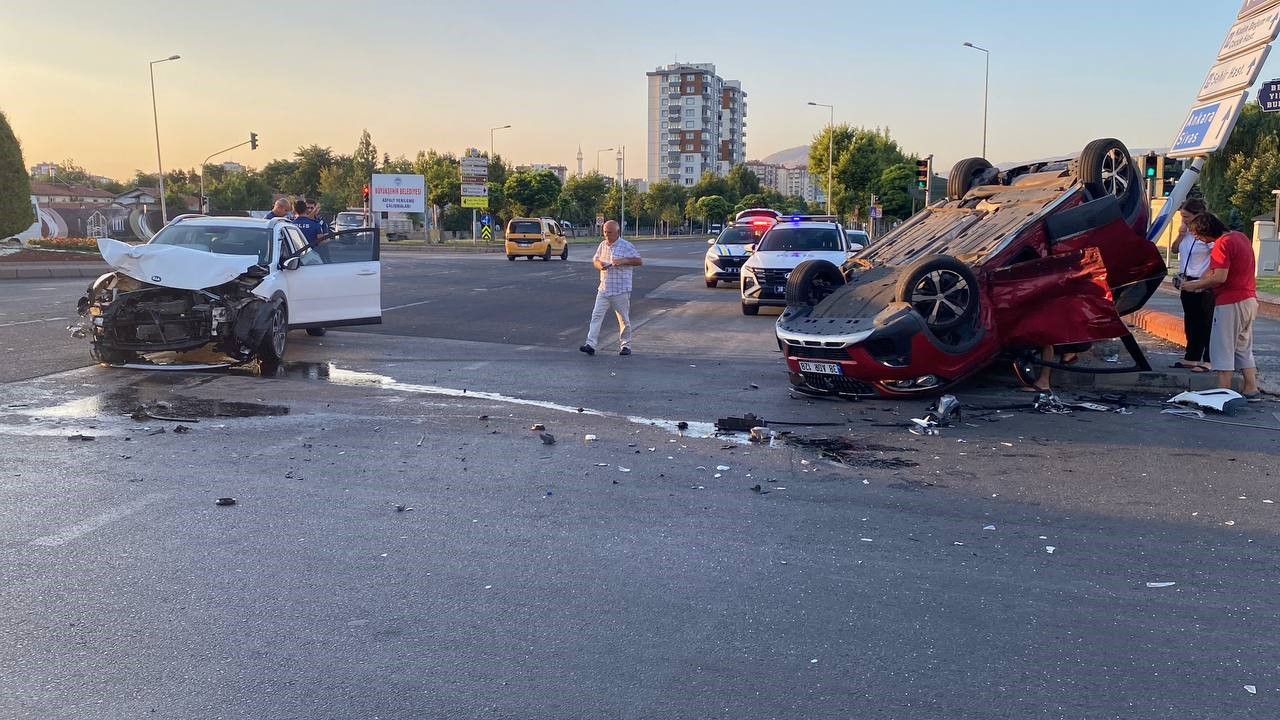 Çarpışan otomobillerden biri takla attı: 2 yaralı