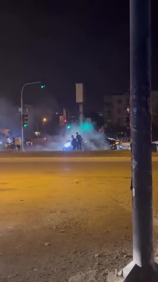 D&uuml;ğ&uuml;n konvoyunda kırmızı ışığı fırsat bilen motosikletli tozu dumana kattı
