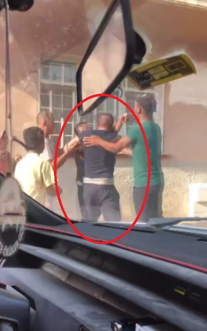 Belindeki bıçakla tekmeli yumruklu kavgaya girdi, sokak boks ringine döndü
