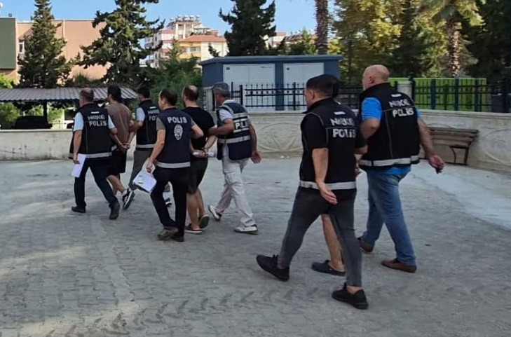 Uyuşturucu ele ge&ccedil;irilen ara&ccedil;taki biri eski avukat 3 ş&uuml;pheli tutuklandı
