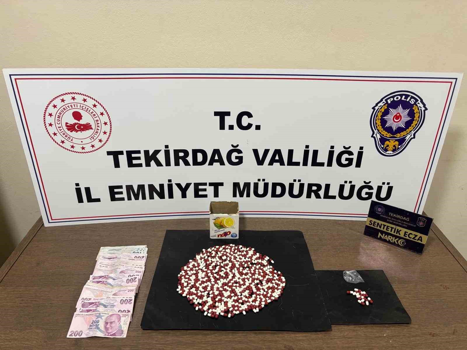 Tekirdağ&rsquo;da torbacı operasyonu: 2 bin 474 sentetik hap ele ge&ccedil;irildi
