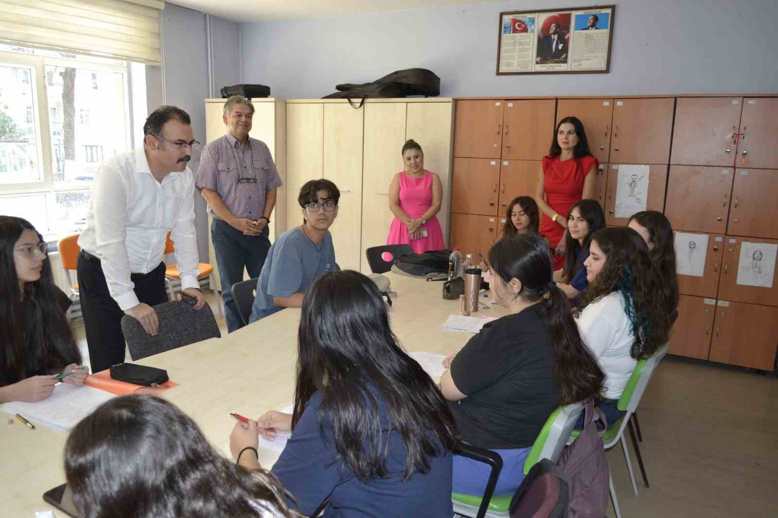 Kaymakam Ateş yaz kursuna katılan öğrenciler ile bir araya geldi