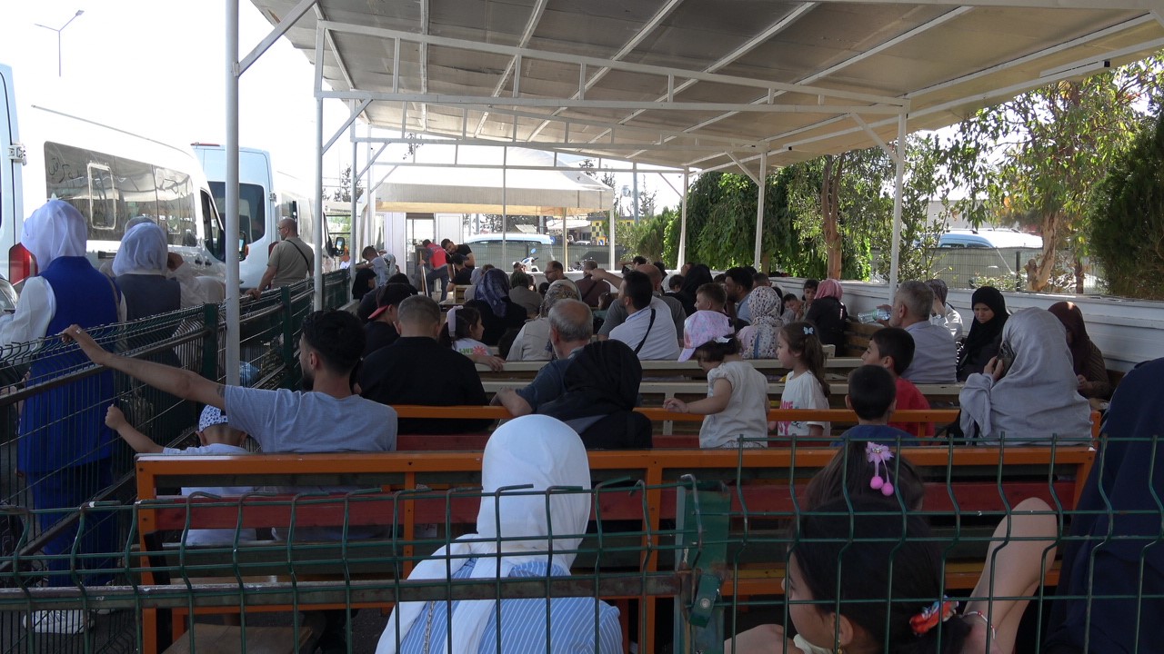 Suriyelilerin ülkelerine gönüllü dönüşü sürüyor