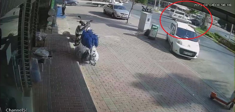 Kamyonet ile otomobil &ccedil;arpıştı: 1 yaralı
