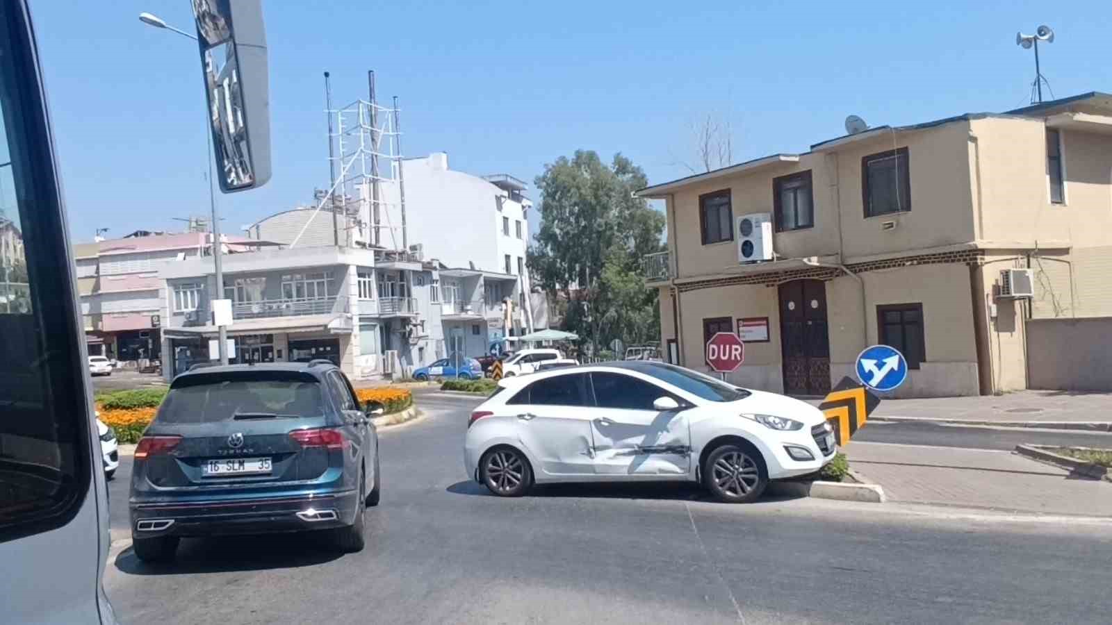 Kavşak sisteminde otomobiller &ccedil;arpıştı
