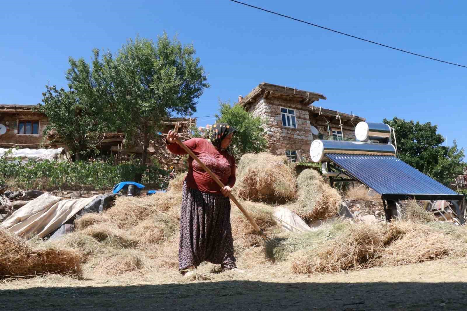 Konya&rsquo;da geleneksel d&uuml;venle saman &uuml;retimi s&uuml;rd&uuml;r&uuml;l&uuml;yor
